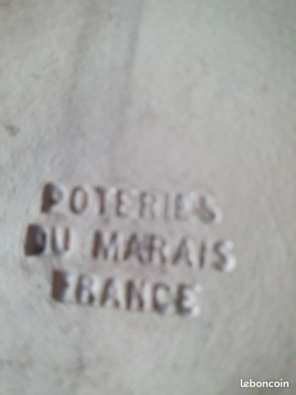 VALLAURIS, PETIT CACHE pot bleu nuit décoré de 14 canetons jaune pâle
