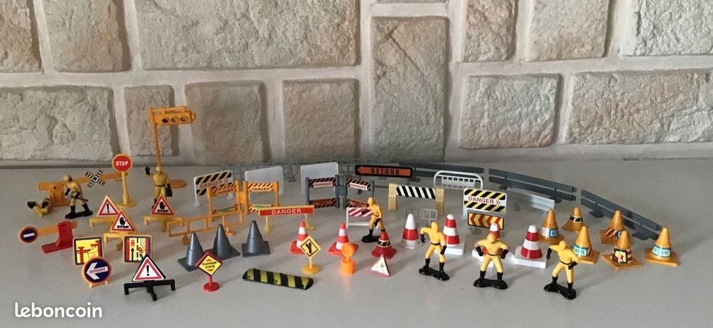 Lot de 60 accessoires "chantier - bâtiment public" - plastique - pour diorama ou modélismes (image 1)