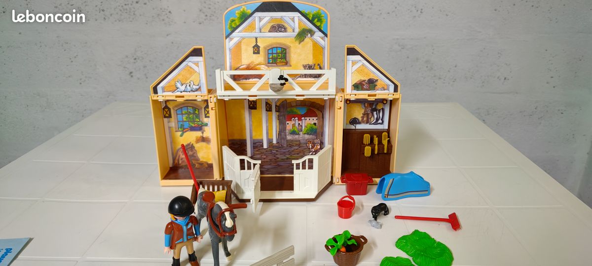 Playmobil Country 5418 - Ecurie transportable (image 1)