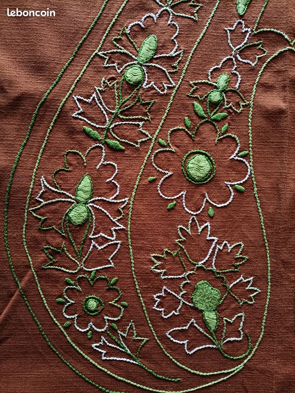 Nappe brodée main (image 3)