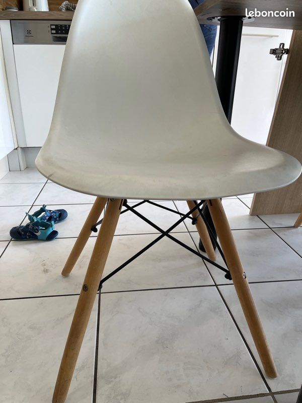 3 chaises en plastique (image 1)