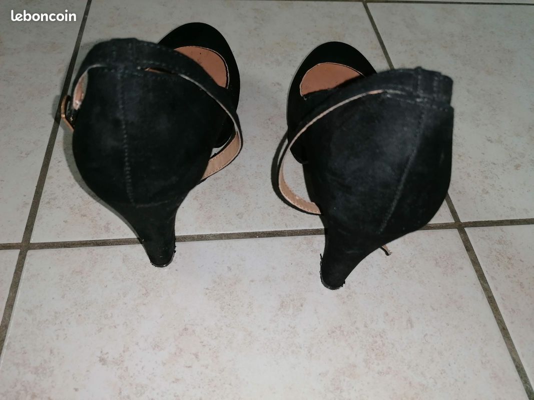 Chaussure à talon noir à bride taille 37 (image 2)