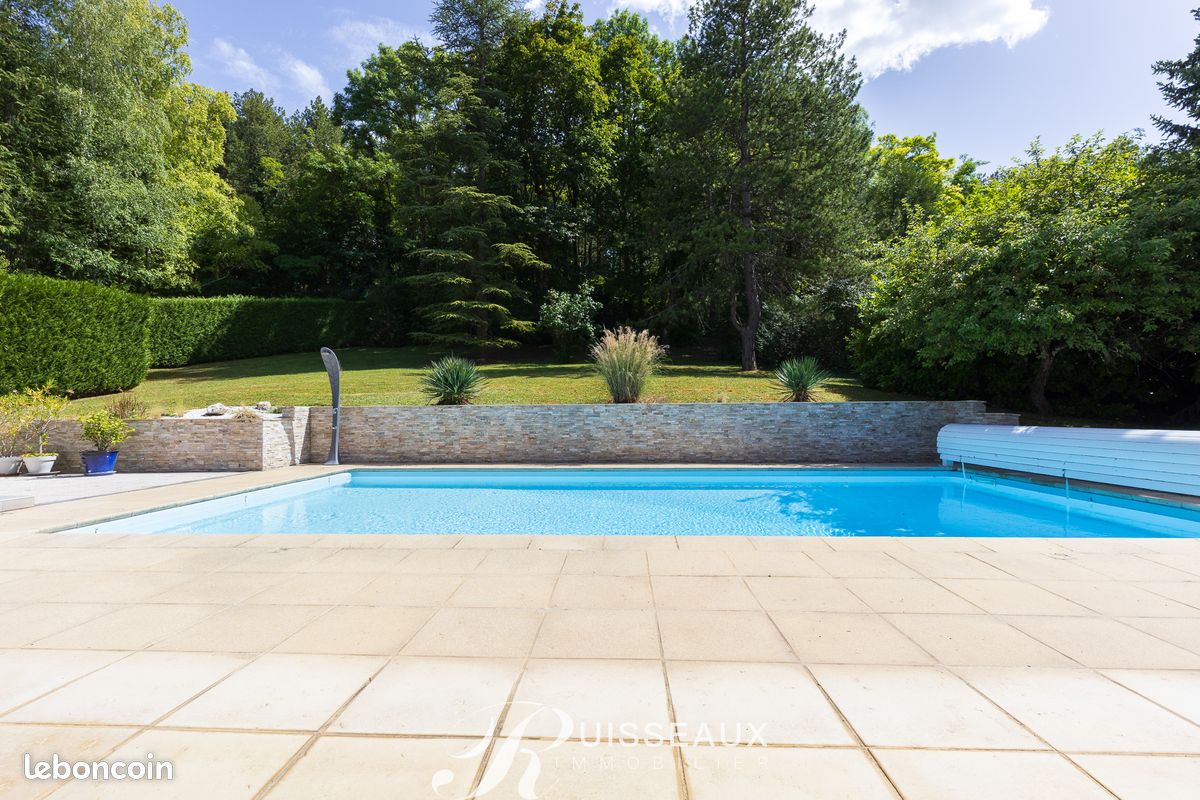Propriété 8 pièces 219 m² (image 1)