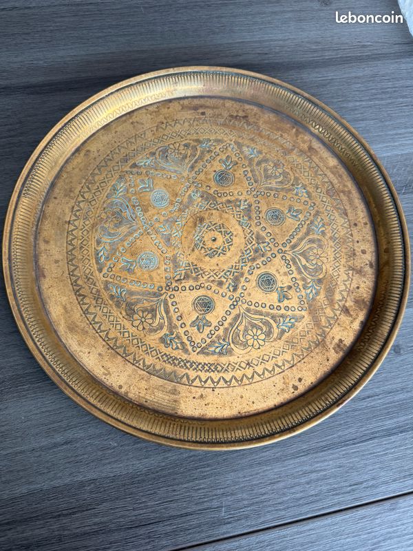 Très beau petit plateau marocain en cuivre ou laiton martelé et ciselé à la main. Plateau ancien de 32cm (image 4)