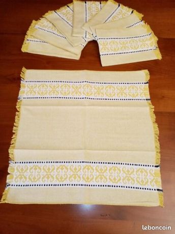 Nappe et 8 serviettes brodées basque ancienne rouge bordeaux