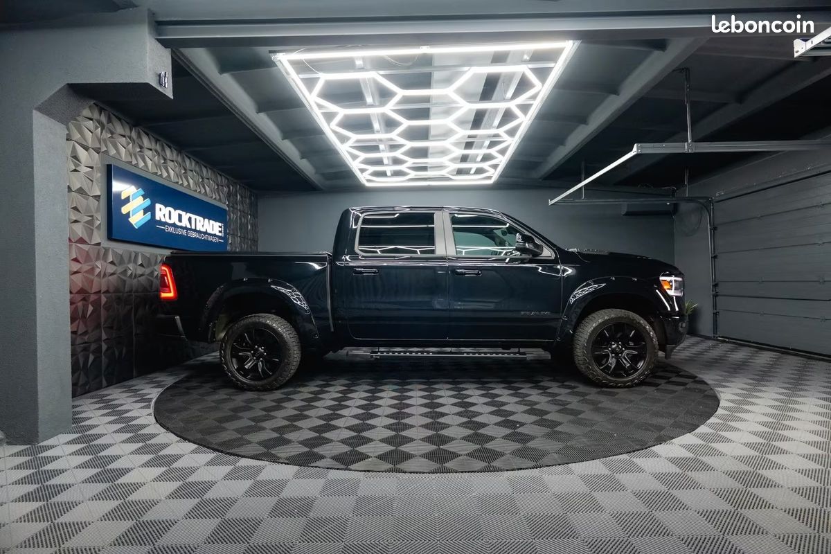 Dodge RAM 1500 Laramie Night Edition 5.7 HEMI 401 ch 4x4 – Alpine – 20” – Offroad (image 9)