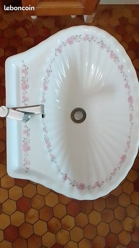 Lavabo en porcelaine (image 1)
