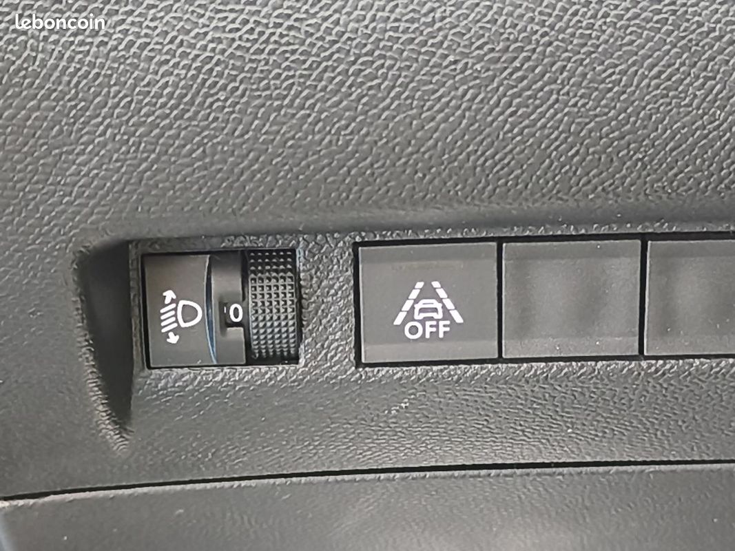 PEUGEOT 2008 1.2i ESSENCE 12V S&S 100 CV Allure Pack / KEYLESS / SUIVIE COMPLET / GPS / CAMERA RECUL / GARANTIE (image 18)