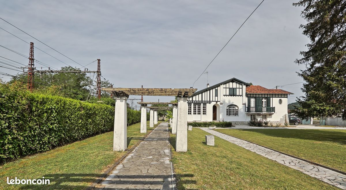 Maison 8 pièces 179 m² · à Puyoô · 179 m² · 275 000 €