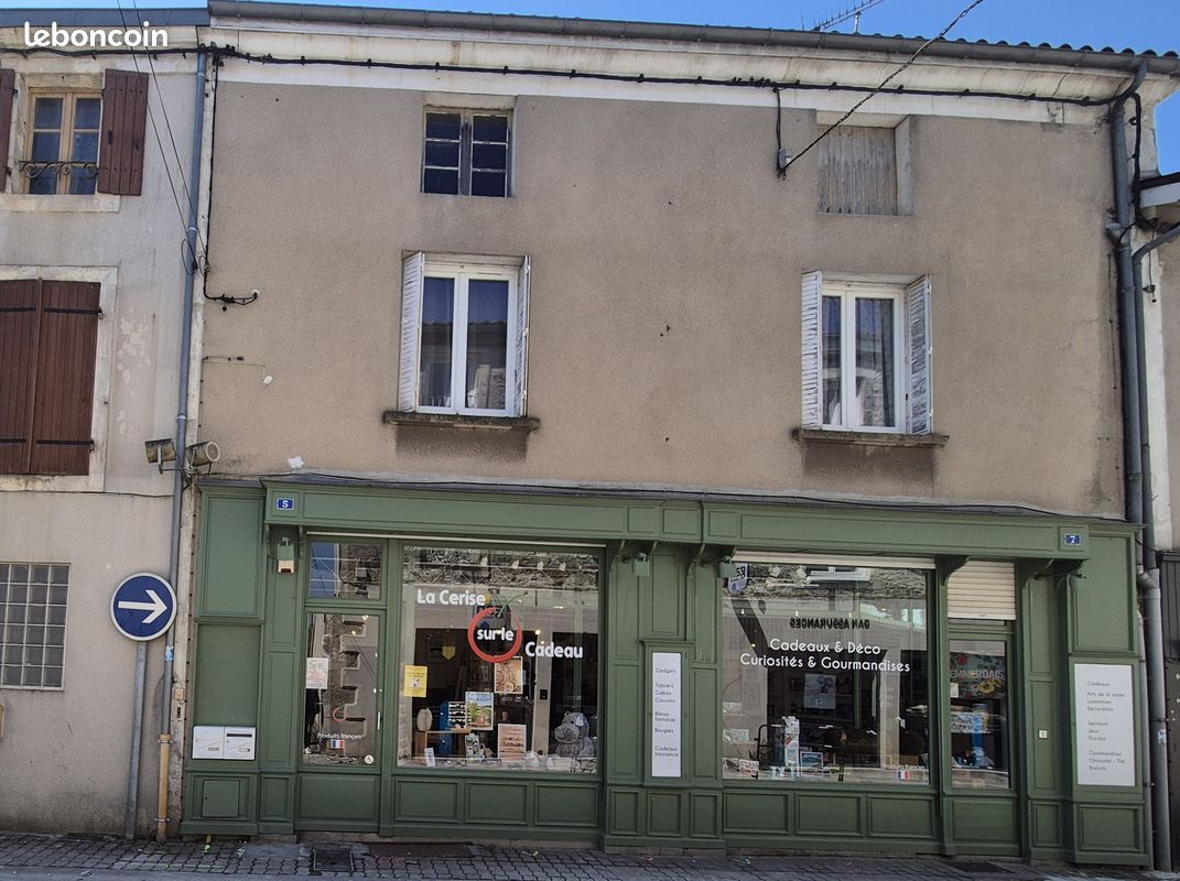 Immeuble 135 m² Ruffec (image 1)