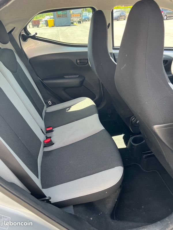 TOYOTA AYGO 1.0 VVTI 70 *RIEN A PREVOIR - MOTEUR A CHAINE - CAMERA DE RECUL - CLIMATISATIOn (image 10)