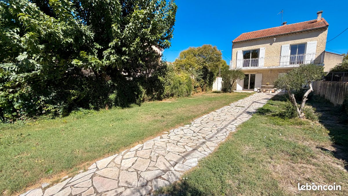 Maison 6 pièces 121 m² · à Entraigues-sur-la-Sorgue · 121 m² · 242 000 €