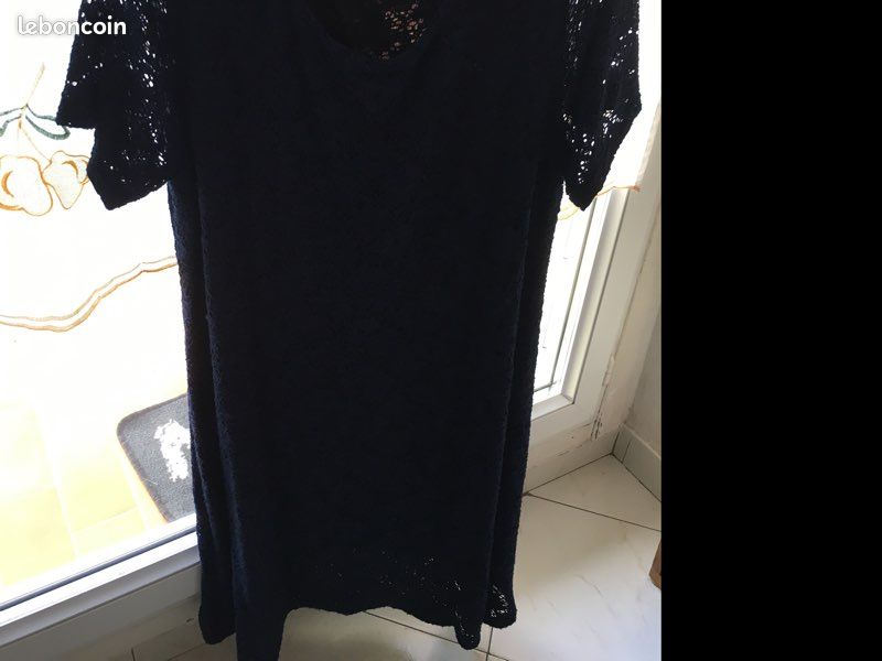 Robe dentelle bleue marine (image 1)