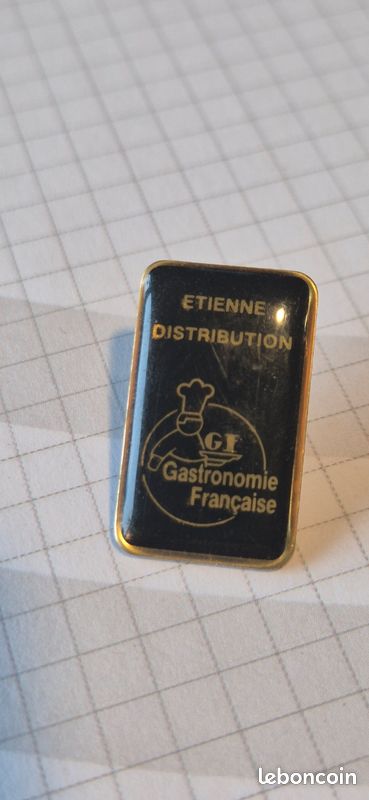 Pin's Étienne Distribution Gastronomie Française (image 1)