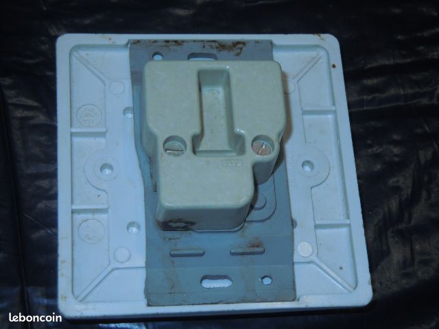 Socle en encastrement legrand (image 2)
