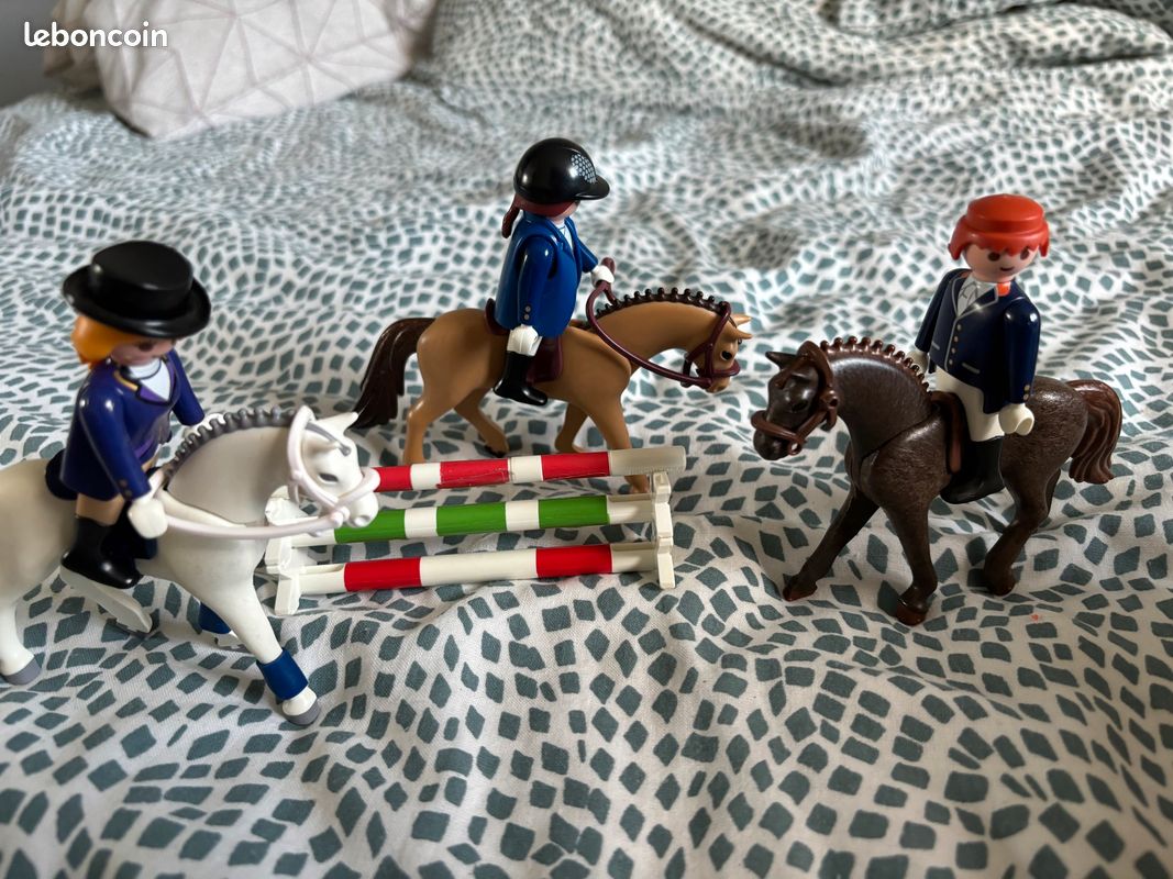 3 chevaux playmobil avec cavaliers accessoires et obstacles (image 1)