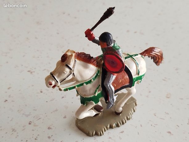 Figurine Starlux Moyen Âge Chevalier Avec Hache Et Bouclier Ivoirine Réf 6104