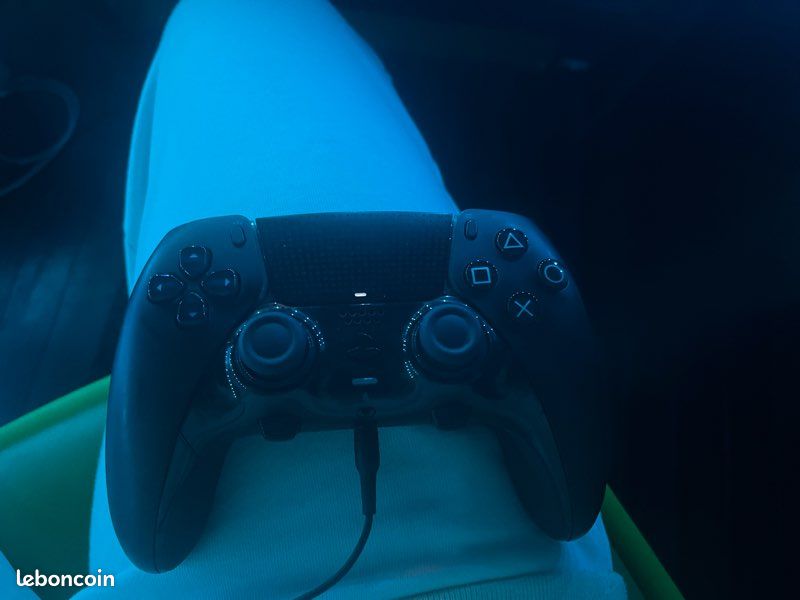 Ps5 set up (bureau led , clavier logitech , souris logitech manette edge tv Sony 4K et écran msi 27 pouces incurvé 160 Hertz jeu battlefield6 fifa 23) (image 8)
