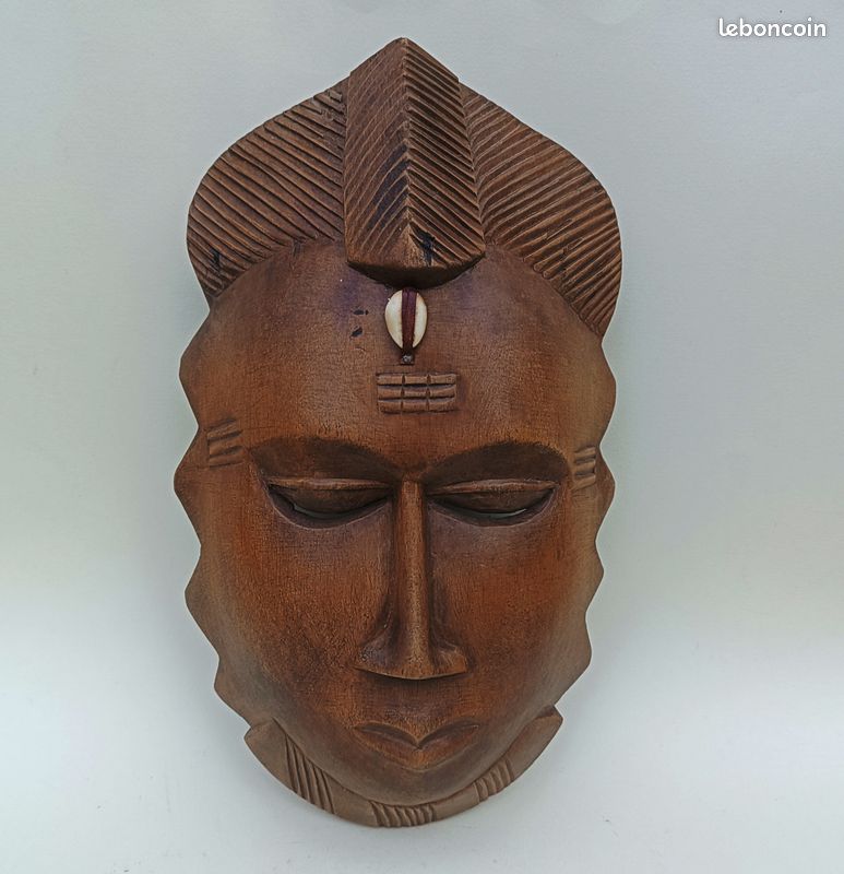 Masque africain décoratif en bois sculpté (image 1)
