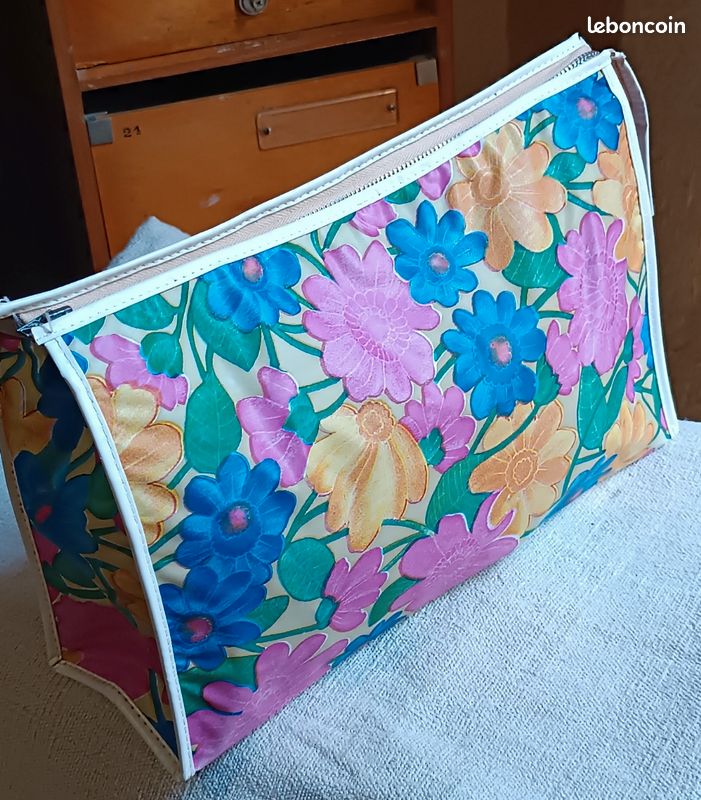 Ancienne trousse de toilette plastique grandes fleurs (image 1)