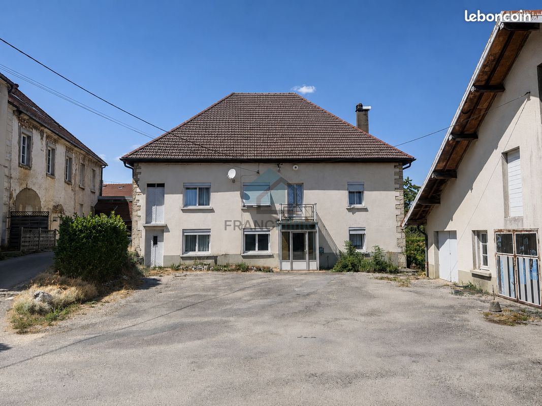 Maison 11 pièces 232 m² · à Belleherbe · 232 m² · 199 000 €