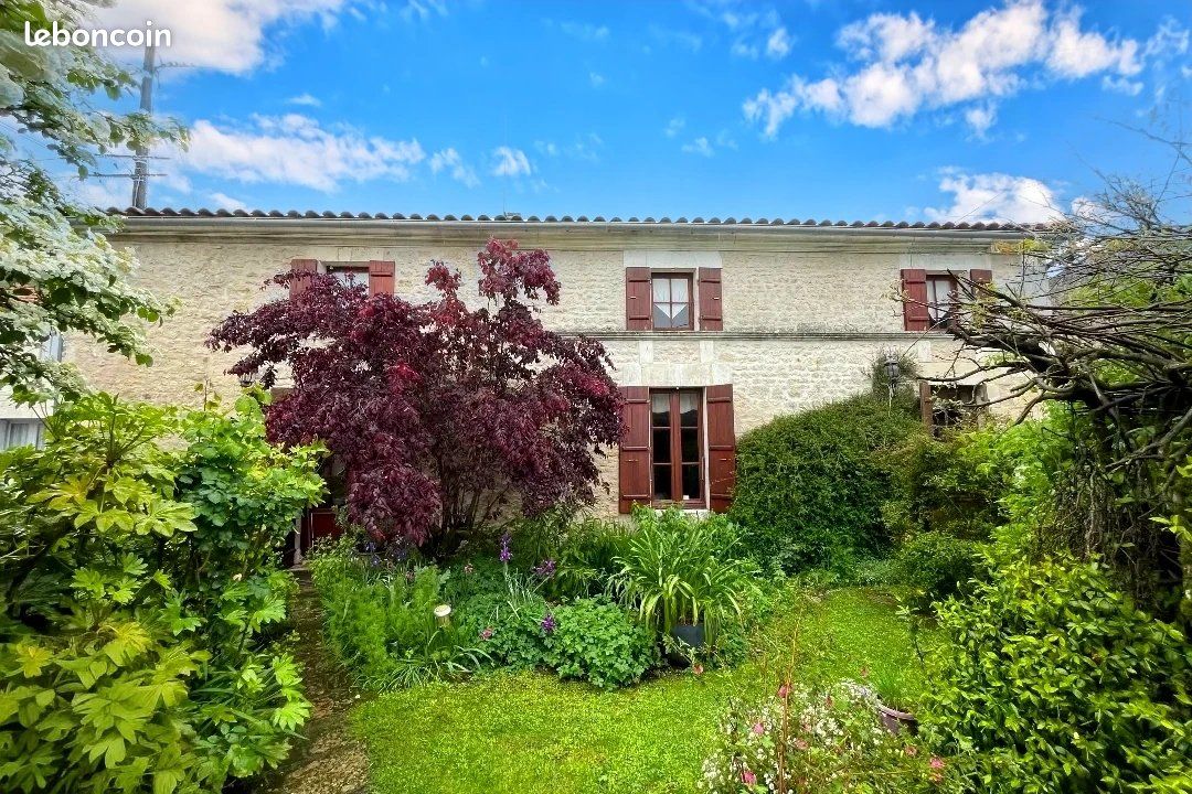 Maison 8 pièces 240 m² · à Le Gua · 240 m² · 309 000 €