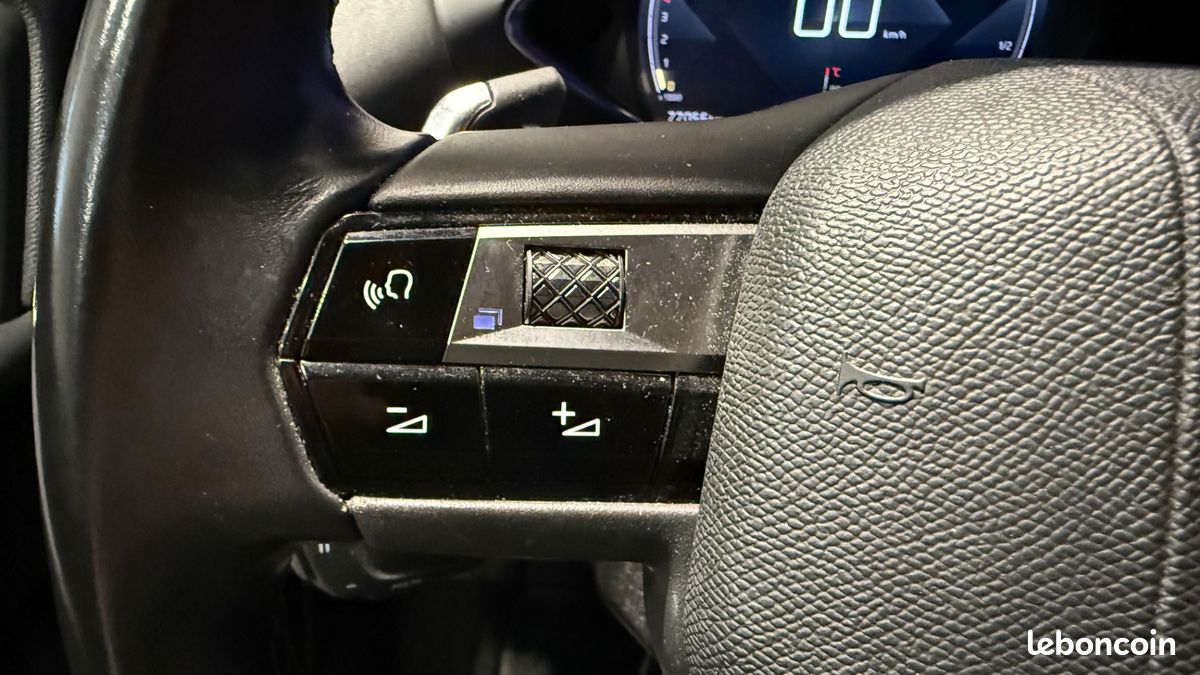 DS DS 3 Crossback BlueHDi 130ch Rivoli Automatique - Apple CarPlay - Caméras 360 - Feux LED - Cuir - Chaîne arbre à cames OK - Suivi complet constructeur - Son Focal - Régulateur adaptatif (image 12)