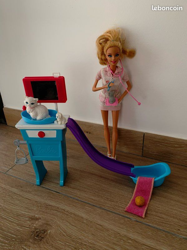 Poupée Barbie Mattel clinique vétérinaire avec accessoires (image 1)