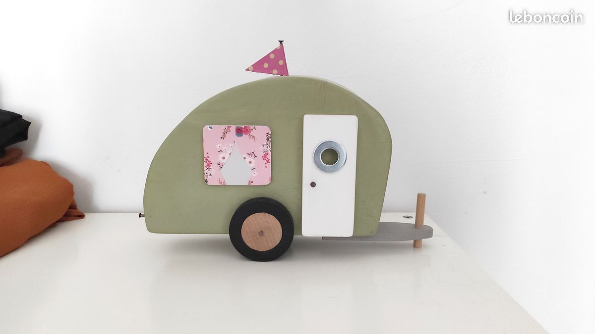 Caravane en bois (image 1)