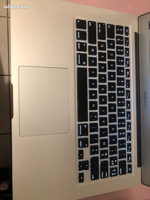 Macbook année 2017 250GO bon état très peu servi ne présente aucune rayure, tâche sur l’ecran (image 3)