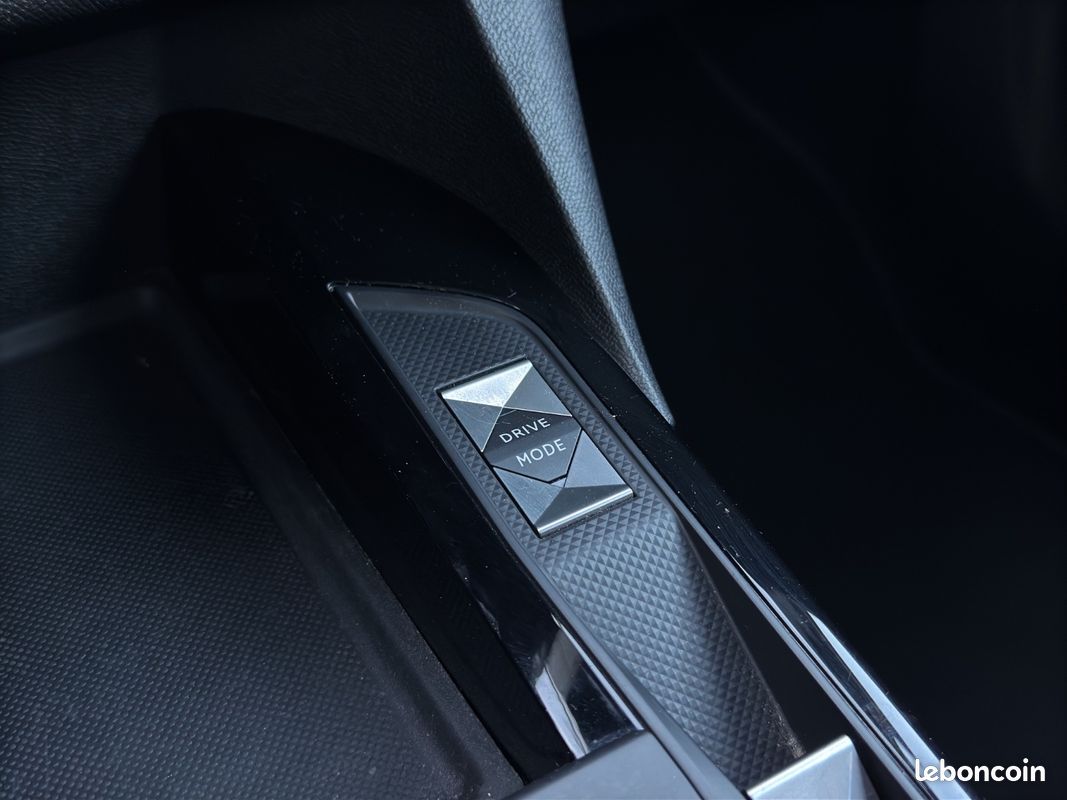 DS DS3 CROSSBACK PureTech 130 EAT8 So Chic (image 21)