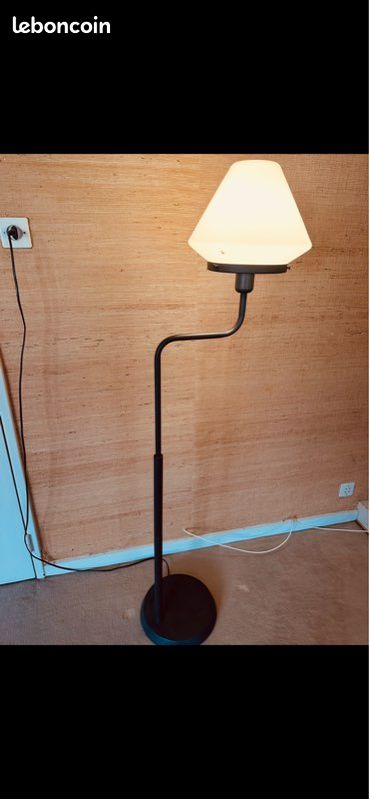 Lampadaire design en métal noir avec abat-jour blanc (image 2)