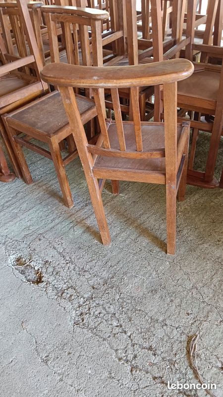 Nombreuses chaises anciennes en bois (image 3)