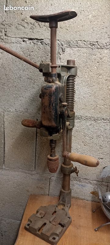 Outil ancien chignole perceuse à main et sa colonne (image 1)