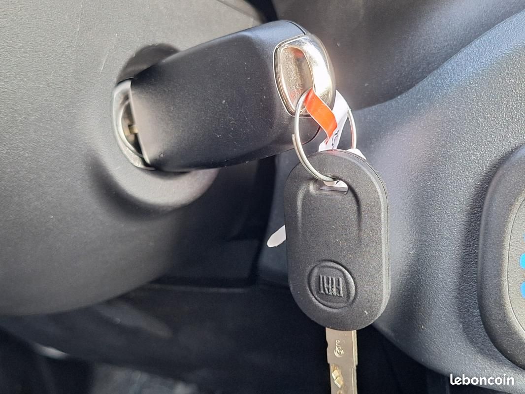 Fiat Panda 1.0 70 ch Hybrid BSG S/S Icone + kit anti-crevaison + peinture métallisée (image 23)