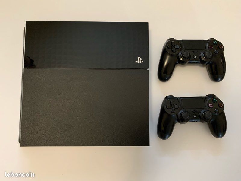 PLAYSTATION 4, sans manettes, câbles inclus. à Djibouti