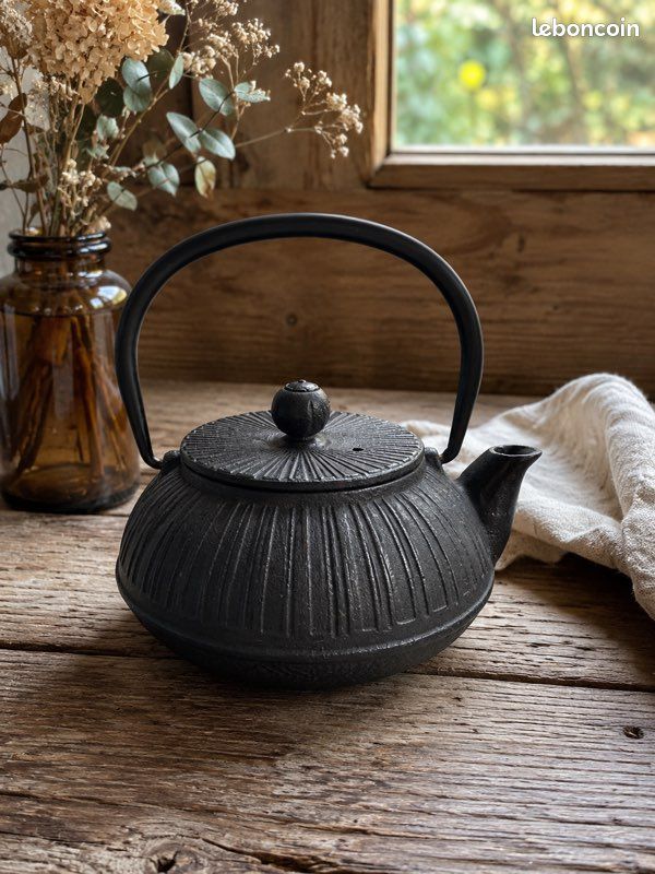Théière noire en fonte japonaise vintage 0,65 L, 1,5 kg, avec filtre (image 1)
