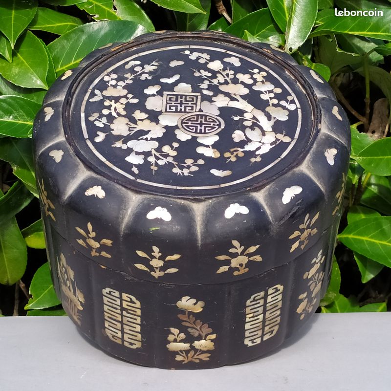 Ancienne boîte ronde Chine en bois laqué noir décor de Nacre (image 1)