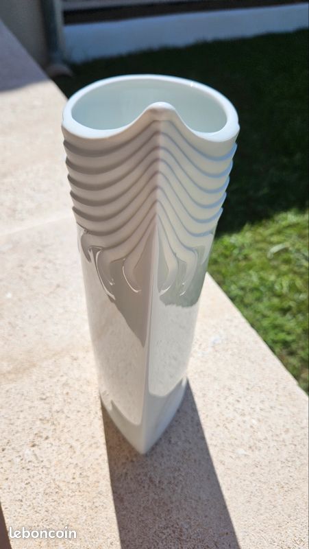 Vase totem en porcelaine blanche (image 2)