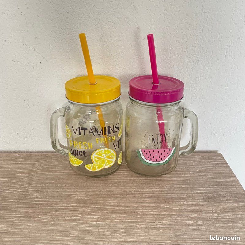 2 tasses mugs verres avec pailles fruits smoothies (image 1)