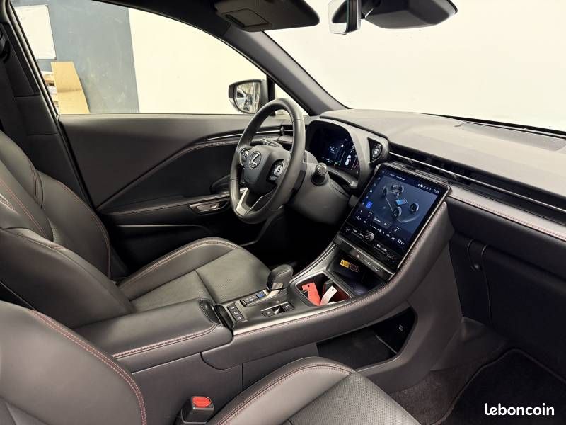 Lexus LBX 2WD Emotion (image 12)