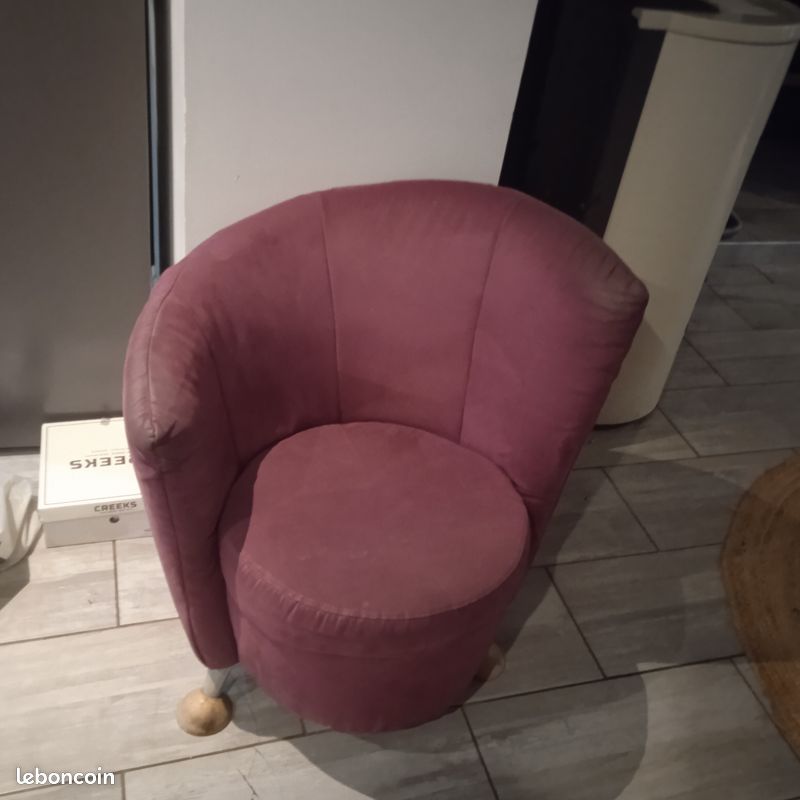 Gros fauteuil violet dossier assymétrique (image 3)