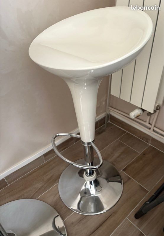 Vends table haute avec 2 chaises bar blanc en très bon état (image 3)