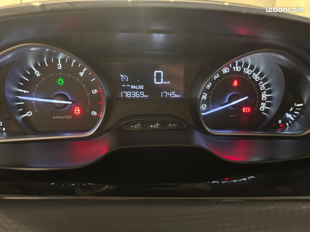 PEUGEOT 208 1.6 D 75ch STYLE - 2017 - CarPlay - Suivi complet - Régulateur de vitesse - Climatisation - Bluethoot (image 16)