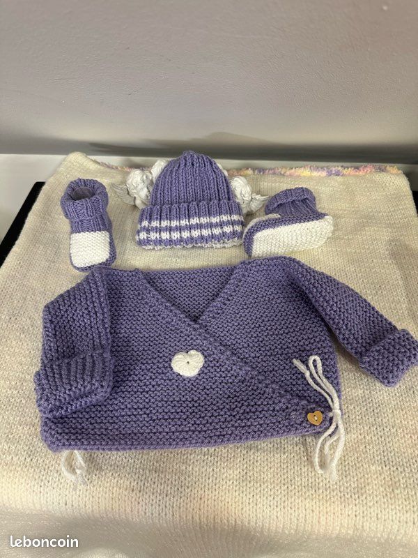 Lot 3 pieces tenue pour bébé laine 0/3 mois ton violet et blanc (image 2)