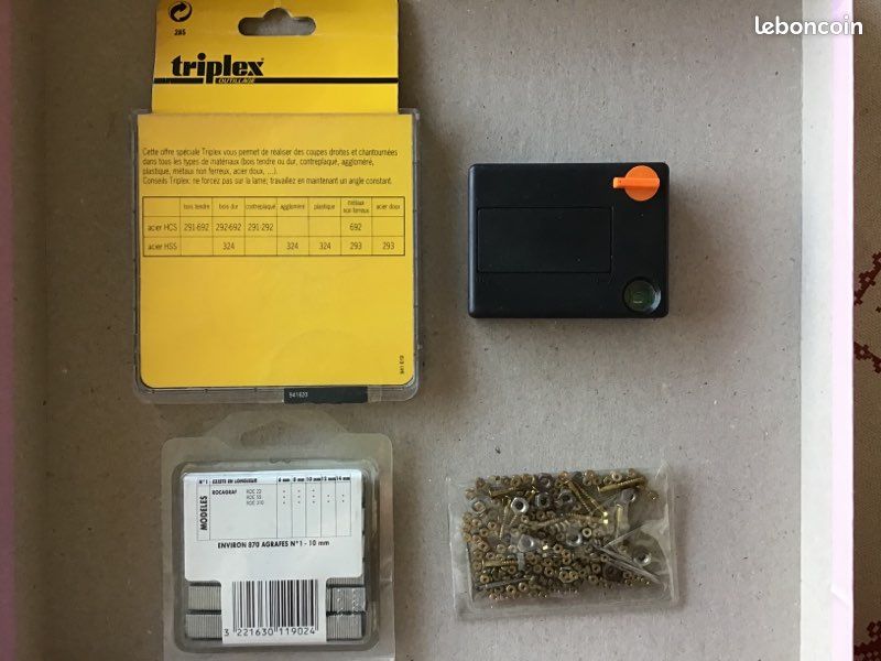 Lames,agrafes,mètre avec niveau,écrous,vis etc….. (image 1)