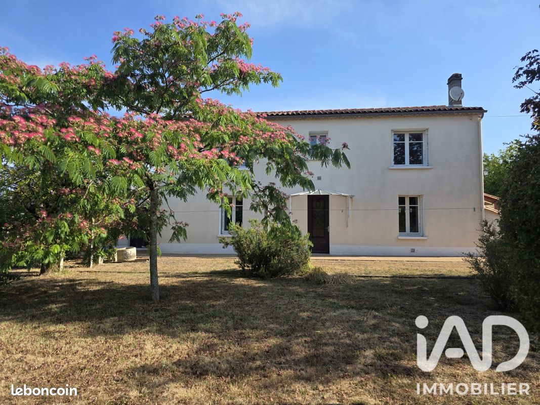 Maison 8 pièces 176 m² · à Saint-Cybardeaux · 176 m² · 176 500 €