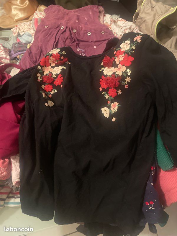 Je vends les deux sacs, 15  les vêtements de bébé fille de l’âge, trois mois jusqu’à 18 mois (image 7)