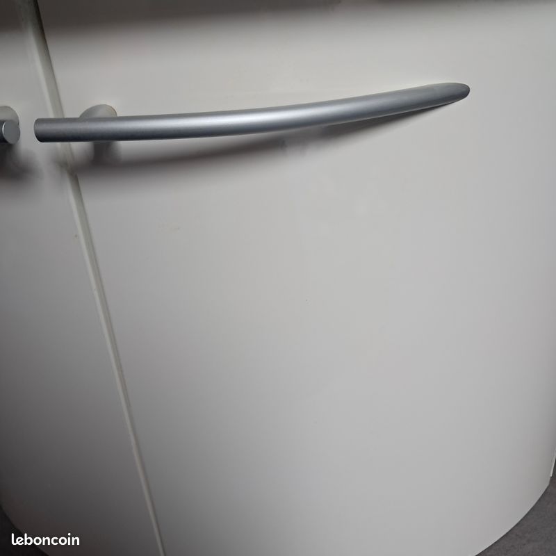 Meuble à suspendre avec vasque et porte-serviettes (image 9)