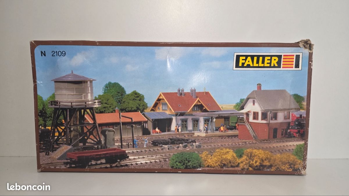 Faller – Gare Ferroviaire F212104 – Kit Maquette à Assembler Pour Passionnés De Trains Miniatures, Dès 14 Ans